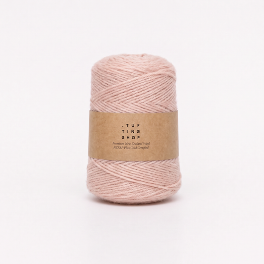 Blek Elfenben (499) - 100% Ull Tufting Garn, 500 g Kjegle